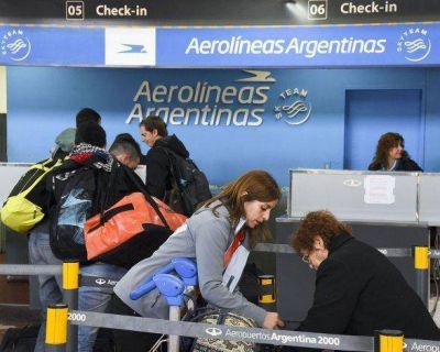 Demoras y cancelaciones de vuelos en todo el pa�s por paro de controladores a�reos