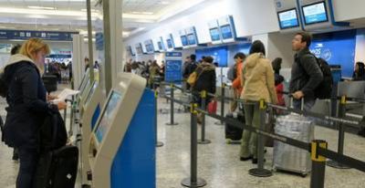 Vuelos cancelados y caos en Aeroparque por un paro de controladores