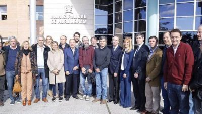 Pichetto con intendentes: foto, apoyo y un gesto que aleja al peronismo cada vez m�s de los K