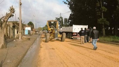 Comenzaron a arreglar calles de granza afectadas por las lluvias