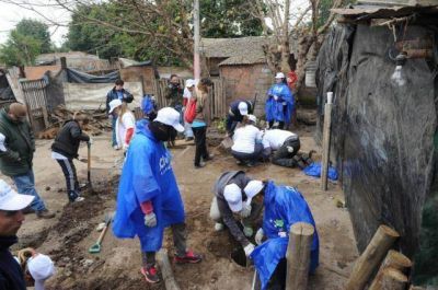 Con manos solidarias, �Techo� construye casas de emergencia