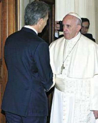Si la limosna es grande, hasta el papa desconf�a