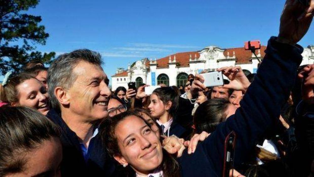 Seg�n una encuesta, Macri fren� su ca�da y su imagen positiva subi� al 54% en mayo