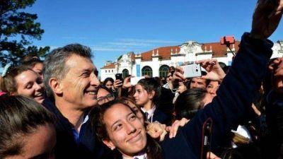 Seg�n una encuesta, Macri fren� su ca�da y su imagen positiva subi� al 54% en mayo