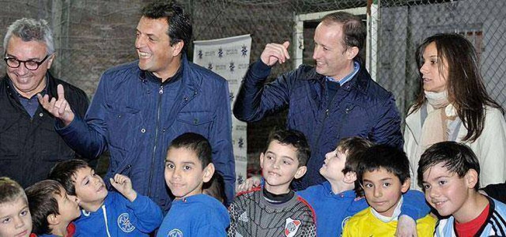 Insaurralde se mostr� con Massa en reclamo por los clubes de barrio