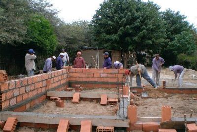 Construyen m�s viviendas para familias de bajos recursos en Estaci�n Simbolar