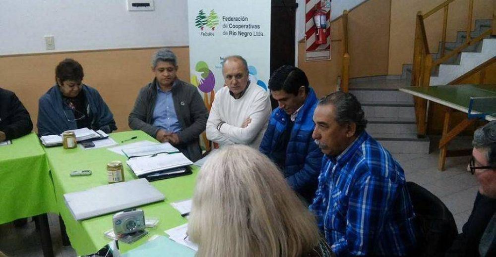 Mart�nez en el encuentro de la Federaci�n de Cooperativas: �Venimos a ayudar a empuja el carro�