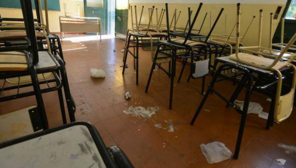 Escuelas siguen sin clases por falta de limpieza