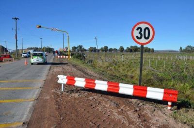 Colocaron guardarrails en las banquinas del paso a nivel del Camino de los Pueblos
