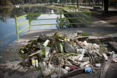 La p�sima costumbre de ensuciar el lago San Miguel alerta en v�spera de la llegada de turistas