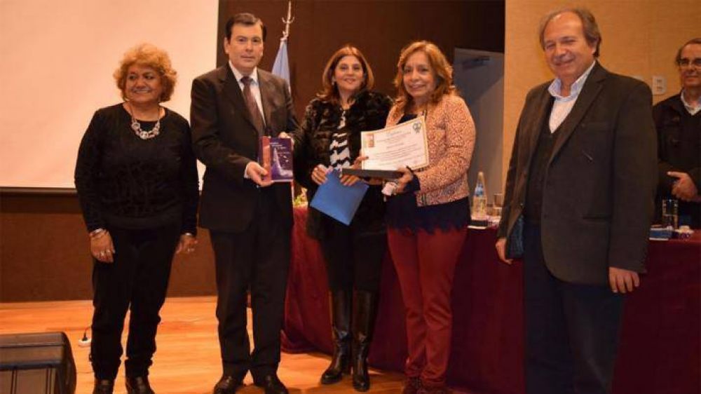 Con la presencia de Zamora, homenajearon a escritores