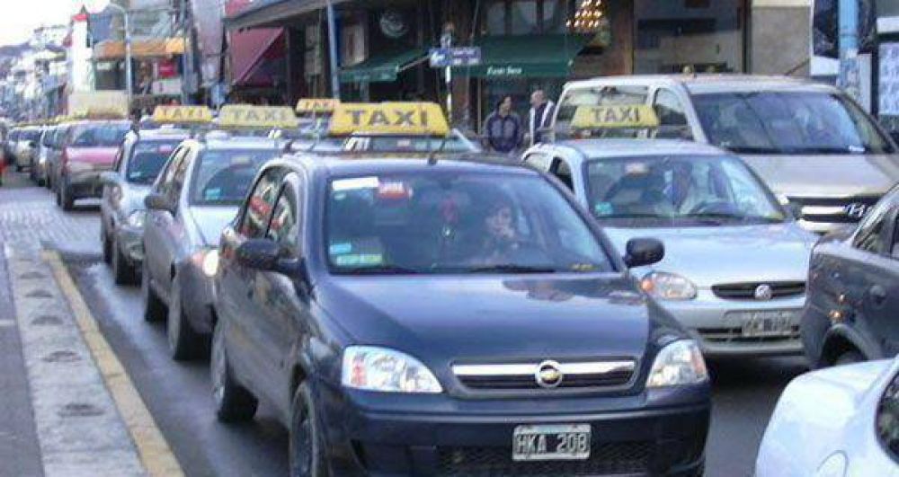 Taxistas solicitan aumento en la tarifa del servicio