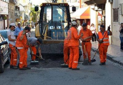 Contin�an los trabajos de bacheos en distintas calles de Paran�