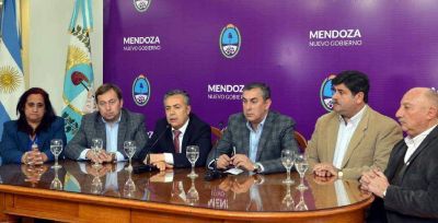 Otra foto con los intendentes para empujar una ley