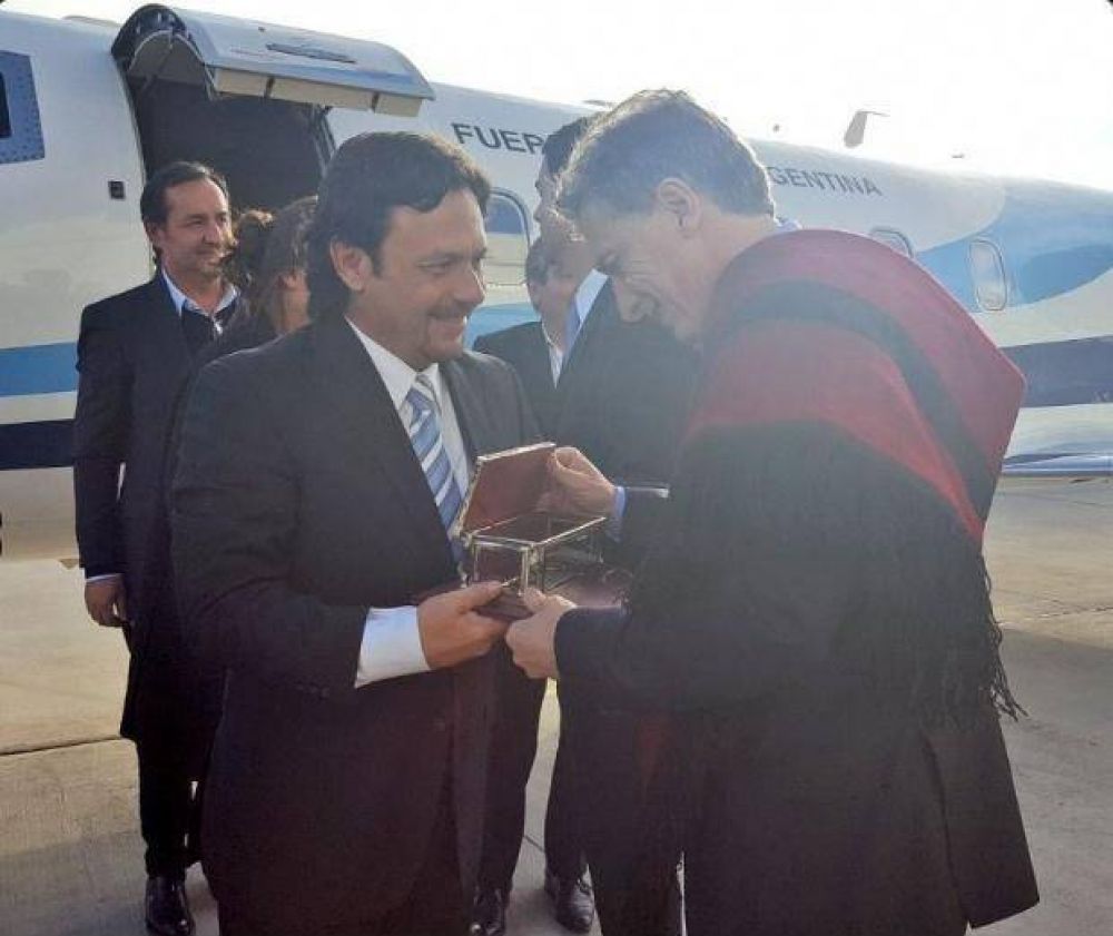 �Qu� homenaje le hizo Sa�nz a Macri en su llegada a Salta?