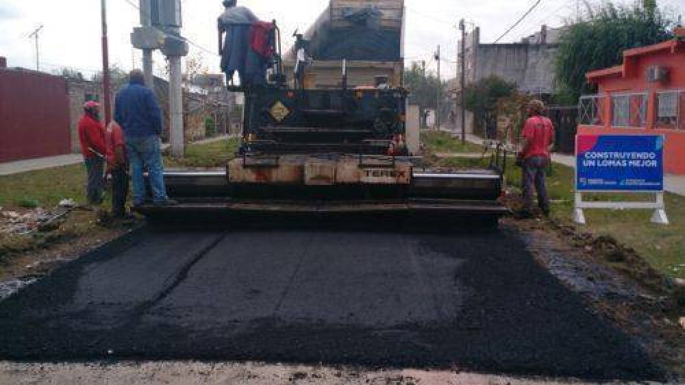 Con nuevos asfaltos, mejoran la circulaci�n en barrios de Lomas