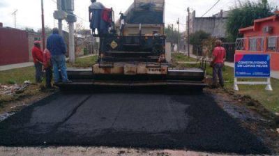 Con nuevos asfaltos, mejoran la circulaci�n en barrios de Lomas