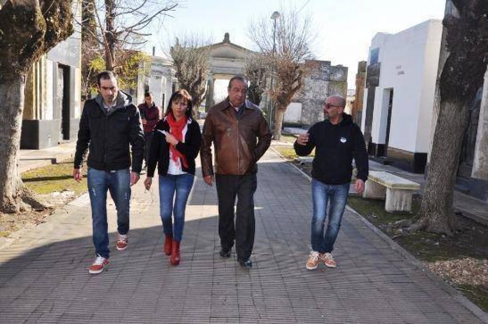 S�nchez recorri� el cementerio municipal