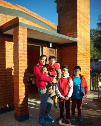 Entregan Viviendas Sociales a familias de la Capital