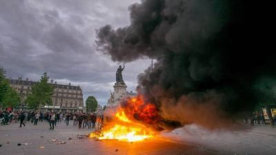 Autos incendiados y duros choques con la polic�a en otra marcha en Par�s