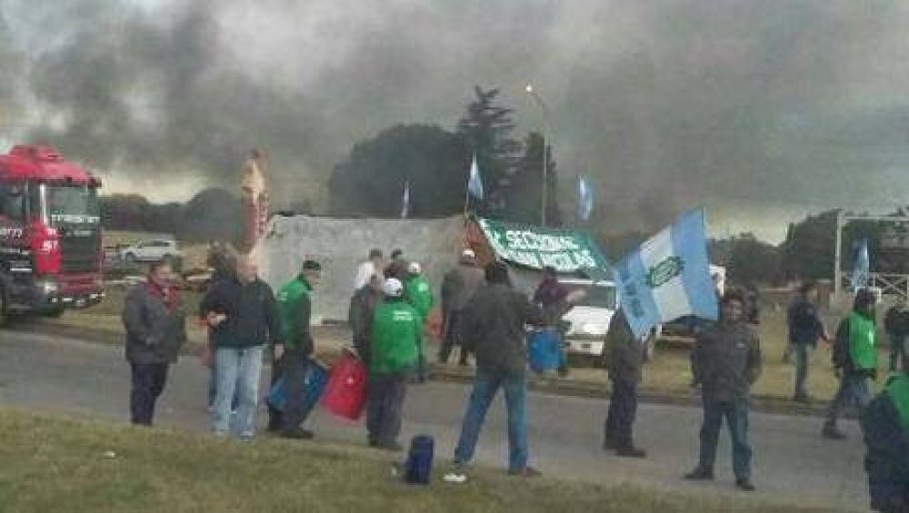 San Nicol�s: Metal�rgicos acampan y podr�a haber paro