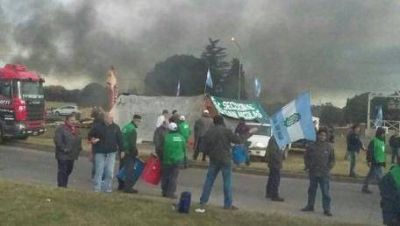 San Nicol�s: Metal�rgicos acampan y podr�a haber paro