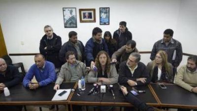 Estatales le exigen a Vidal reapertura de Paritarias