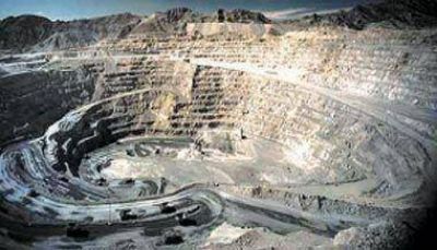 Miner�a: Volc� un cami�n con 40.000 litros de gasoil