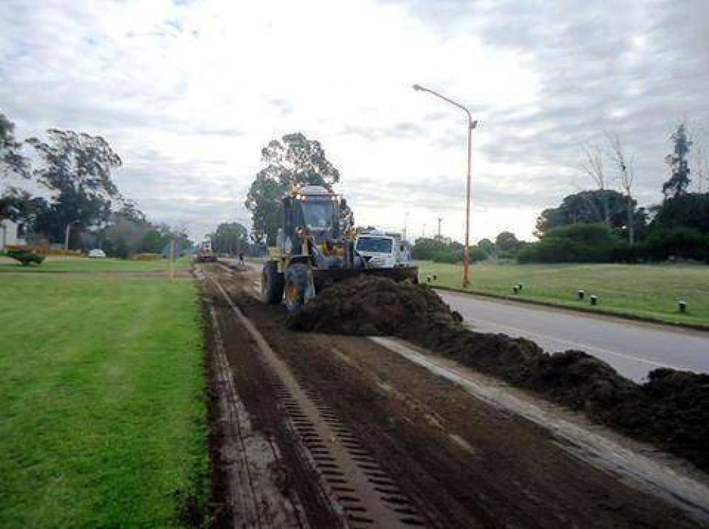 Limpieza y acomodamiento de banquina en Ruta 78