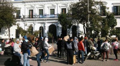 Familias que usurparon terrenos en la zona norte cortaron calles
