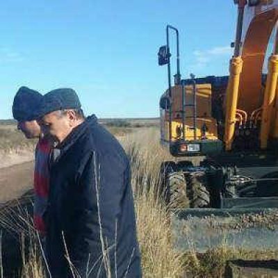Iniciaron limpieza del canal principal del IDEVI en Viedma