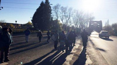 Autoridades de Provincia se re�nen con los manifestantes para frenar los piquetes