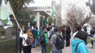 Estatales se movilizan contra el tarifazo