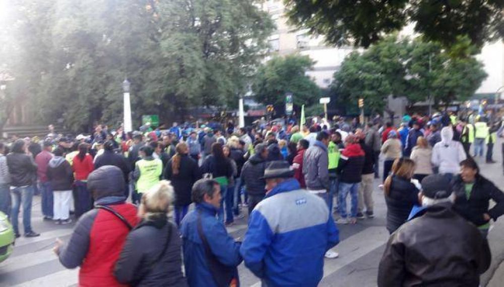 Corte frente a la Muni por reclamo de los carreros