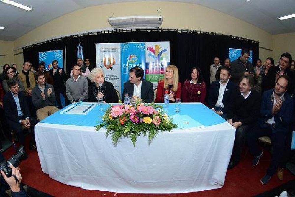 Estela de Carlotto fue recibida por Sujarchuk y otros seis intendentes
