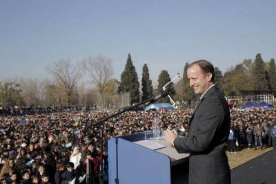 �Nuestra bandera es sin�nimo de uni�n y amor por la Patria�