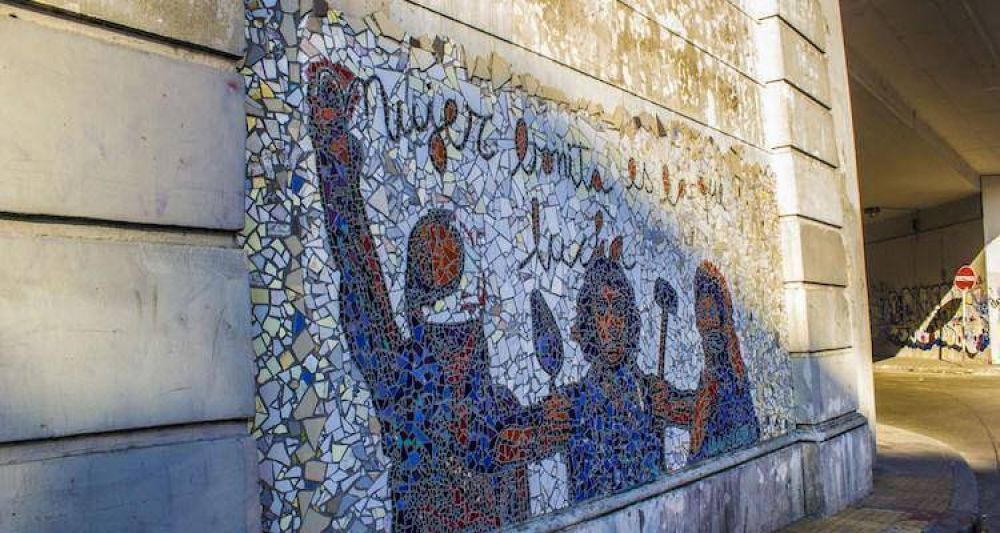 Los muros porte�os se visten de mosaico para homenajear a la mujer