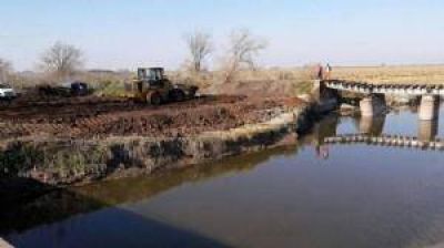 Oxandaberro visit� los trabajos en el puente de las v�as del ferrocarril Sarmiento en La Clarita