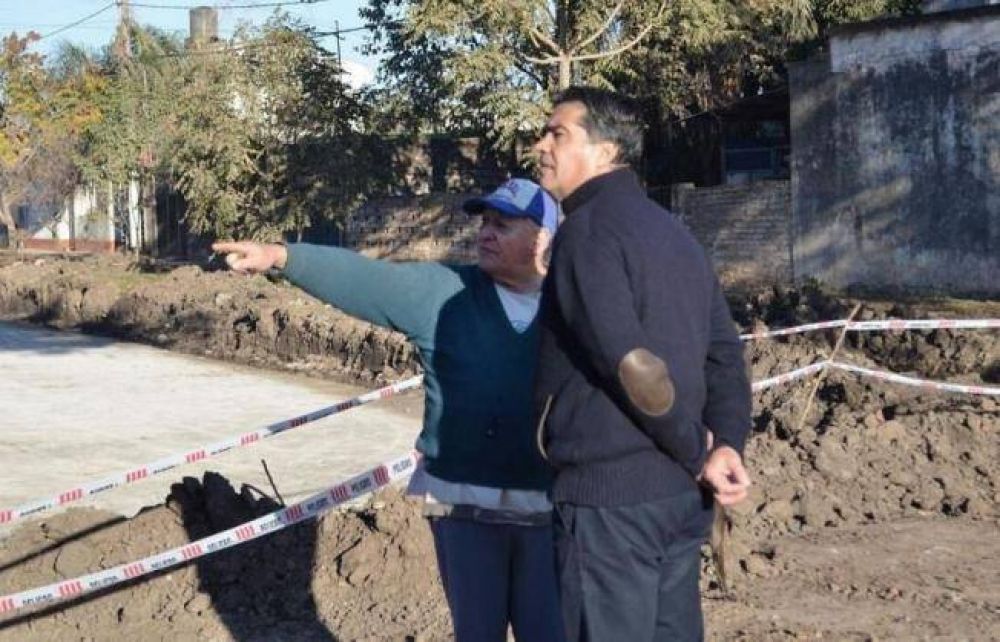 Capitanich verific obras de pavimento en Villa Los Lirios