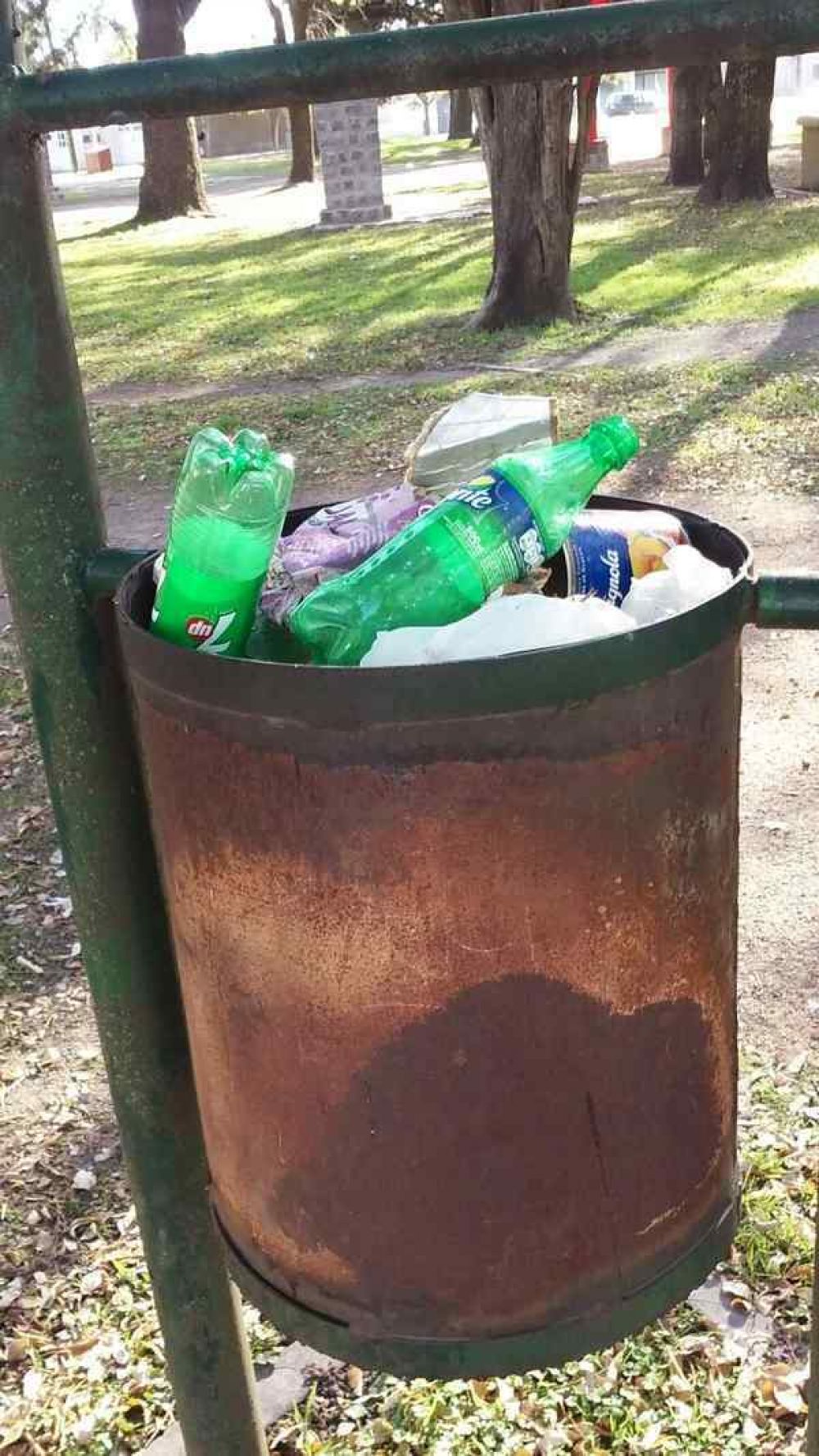 RECLAMO POR RESIDUOS QUE LLEVAN DOS MESES EN LA PLAZA LA TOSQUERA
