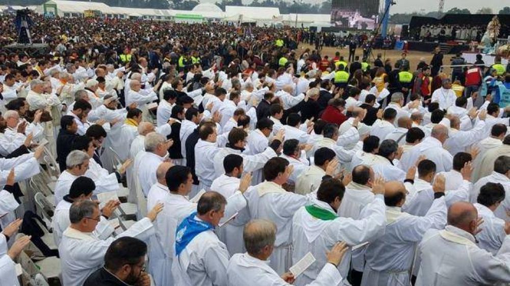 Con una multitudinaria misa y procesión finalizó el Congreso Eucarístico