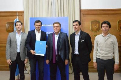 El intendente firm� el convenio por 104 viviendas m�s para Bol�var