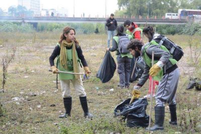 J�venes voluntarios ayer limpiaron el r�o Xibi Xibi