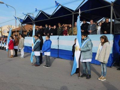 Verna presidi� el acto central por el D�a de la Bandera