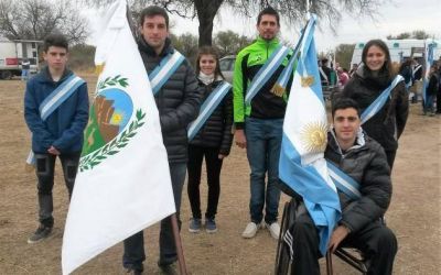 Destacados deportistas acompa�aron a los alumnos en su promesa a la bandera