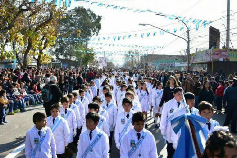 Casi 2 mil alumnos realizaron la Promesa de Lealtad a la Bandera y luego un populoso desfile