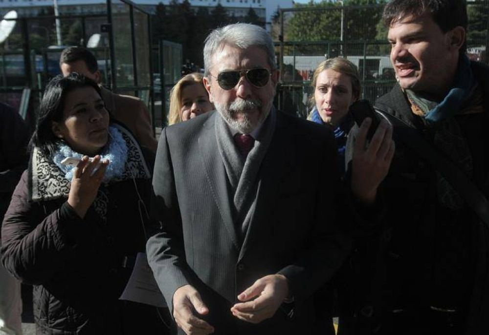 Con insultos a la prensa, An�bal Fern�ndez justific� su oportuno viaje a Londres