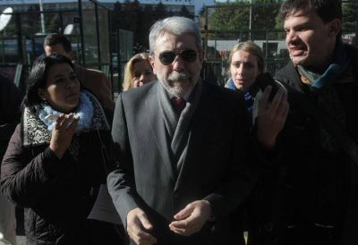 Con insultos a la prensa, An�bal Fern�ndez justific� su oportuno viaje a Londres
