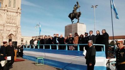 Con un emotivo acto se conmemor� el D�a de la Bandera