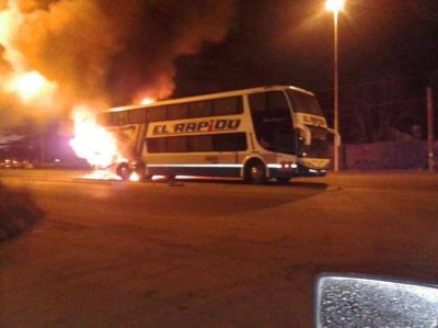 Se incendi� un micro de larga distancia